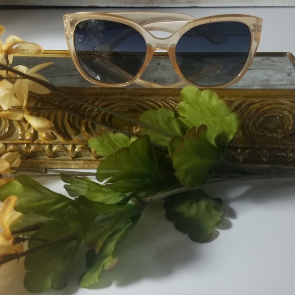 Fashion Sunglasses, light colored frames - Picture 4 of 6